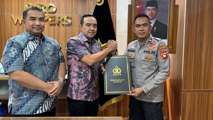 Karo Watpers SSDM Polri Brigjen Budhi Herdi memberikan penghargaan dari Kapolri Jenderal Listyo Sigit untuk Aipda Muhammad Irvan yang menggagas panti lansia terlantar di Kalbar.