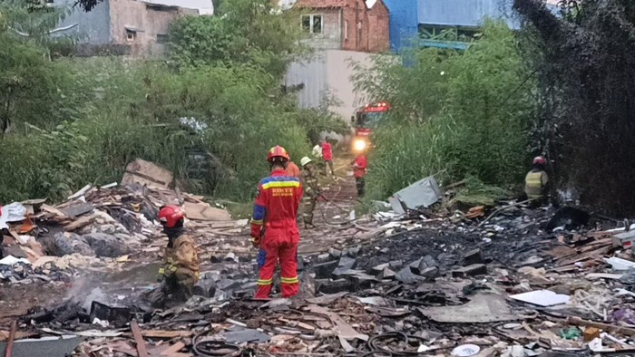 Kebakaran terjadi di tempat penampungan sampah sementara salah satu pabrik di Cibuluh, Bogor Utara, Kota Bogor. Foto: Dok. Istimewa.