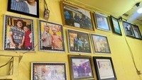 Meski lokasi warung makan ini nyempil di pinggir jalan, tapi sudah diliput banyak acara kuliner, diulas oleh food vlogger, dan selebriti. Foto: detikFood