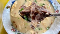 Soto Betawi Babe Jamsari berdiri sejak 1975 di Srengseng, Jakarta Barat. Kuahnya creamy berbasis susu, tanpa santan. Seporsi dibanderol Rp 33.000.  Foto: detikFood
