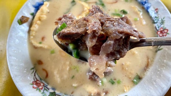 Kelezatan Soto Betawi Legendaris di Jatinegara Berusia 73 Tahun