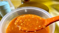 Tak lupa di setiap meja disediakan pelengkap soto, seperti sambal merah pedas dari rawit dengan tekstur yang kental. Foto: detikFood