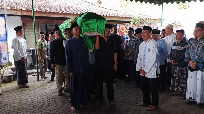 Keranda jenazah ibunda Bupati Pacitan Indrata Nur Bayuaji.