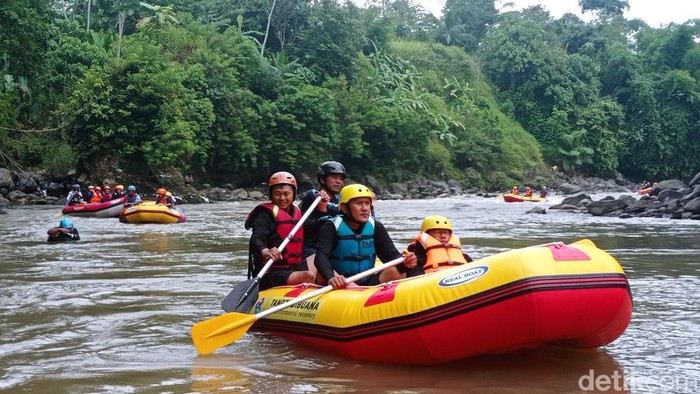 Keseruan arung jeram di Sungai Ciwulan Tasikmalaya.