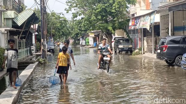 Kondisi banjir di Jalan Parang Barong, Kota Semarang, Jumat (7/2/2025) sore.