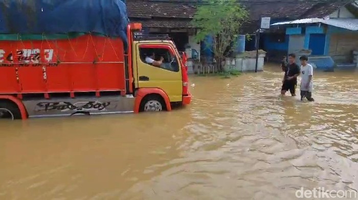 Kondisi banjir merendam wilayah Mejobo, Kecamatan Mejobo, Kabupaten Kudus, Jumat (7/2/2025).