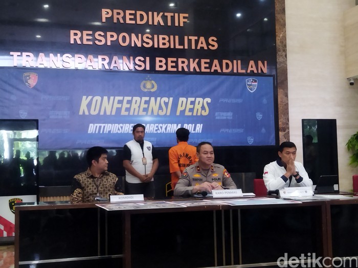 Konferensi pers Bareskrim Polri soal pelaku deepfake Presiden Prabowo yang ditangkap di Lampung. (Kurniawan Fadilah/detikcom)