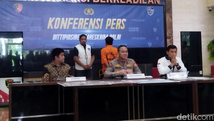 Konferensi pers Bareskrim Polri soal pelaku deepfake Presiden Prabowo yang ditangkap di Lampung. (Kurniawan Fadilah/detikcom)