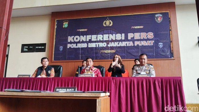 Konferensi pers Polres Metro Jakarta Pusat terkait kasus pegawai KPK gadungan.