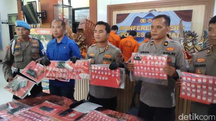 Konferensi pers terkait pengungkapan kasus narkotika selama Operasi Antik 2025 di Mapolres Tabanan, Jumat (7/2/2025). (Foto: Ahmad Firizqi Irwan/detikBali)