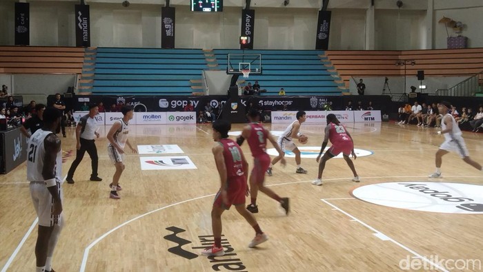 Laga antara Bali United Basketball (jersei merah) melawan Bima Perkasa Jogja dalam lanjutan IBL 2025 di GOR Purna Krida, Kerobokan, Jumat (7/2/2025).