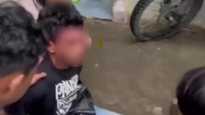 Pria berinisial WU (28) babak belur diamuk mahasiswa gegara kepergok diduga mencuri di asrama mahasiswa Enrekang yang berada di Kota Makassar,