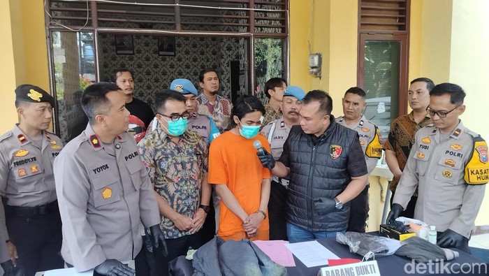 Maling kotak amal di Malang