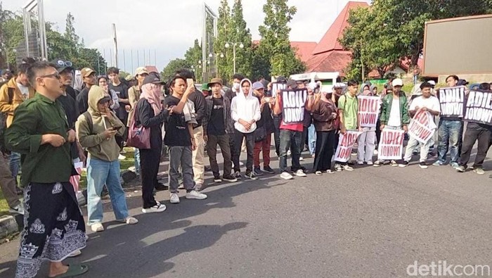 Massa aksi Adili Jokowi di Bundaran UGM Sleman, Jumat (7/2/2025).