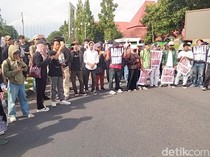 Mahasiswa Gelar Aksi Adili Jokowi di Bundaran UGM