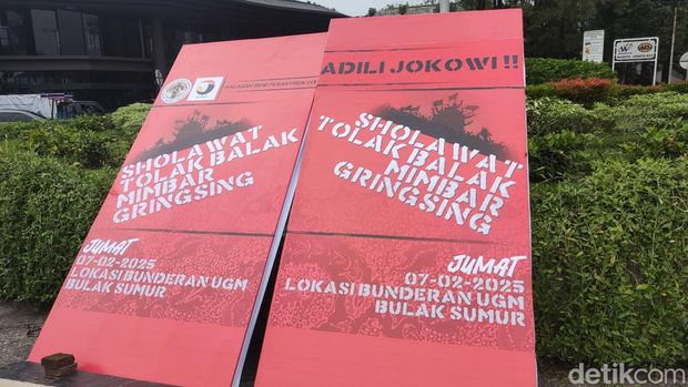 Massa aksi 'Adili Jokowi' di Bundaran UGM Sleman, Jumat (7/2/2025).