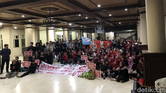 Massa demo pedagang eks Teras Malioboro 2 (TM2) di Gedung DPRD DIY, Jalan Malioboro, Kota Jogja, Jumat (7/2/2025) malam.