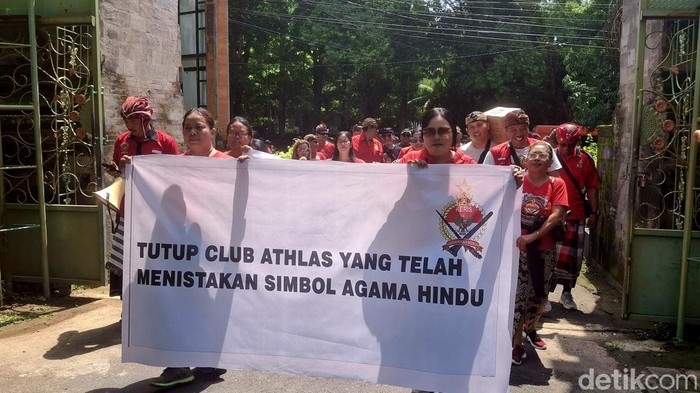 Massa kasi dari Yayasan Kesatria Keris Bali memasuki gedung DPRD Provinsi Bali, Jumat (7/2/2025). (Fabiola Dianira)