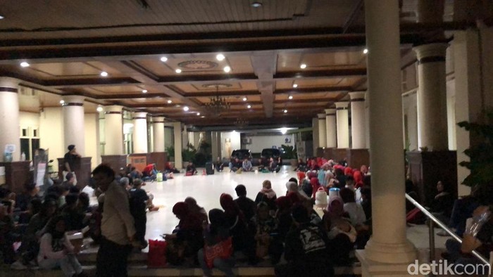 Massa pedagang eks Teras Malioboro 2 (TM2) di gedung DPRD DIY, Jalan Malioboro, Kota Jogja, Jumat (7/2/2025).