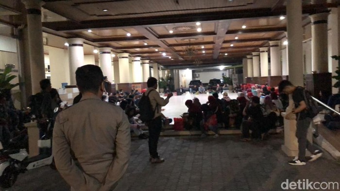 Massa pedagang eks Teras Malioboro 2 (TM2) di gedung DPRD DIY, Jalan Malioboro, Kota Jogja, Jumat (7/2/2025).