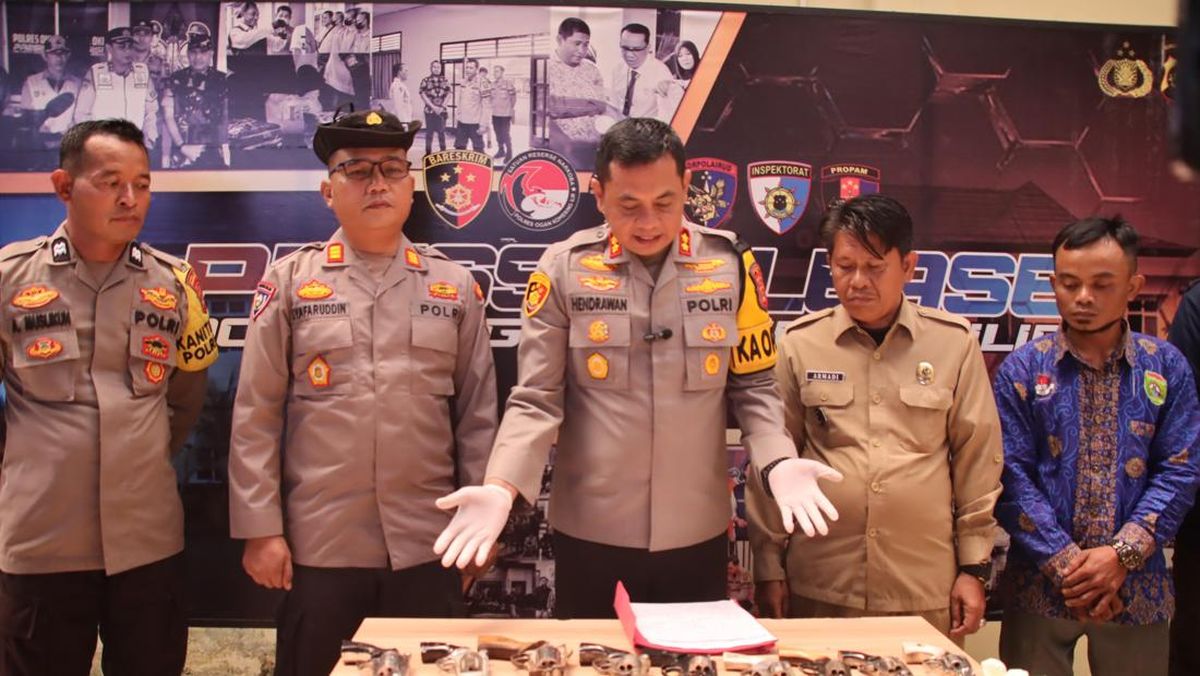 Sadar Hukum, Warga OKI Serahkan Senpira ke Polisi