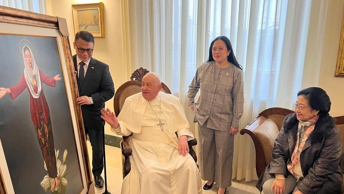 Megawati Soekarnoputri menemui Paus Fransiskus. Dalam pertemuan itu, Megawati memberikan lukisan Bunda Maria yang dipigura. Foto: Dok. Istimewa.