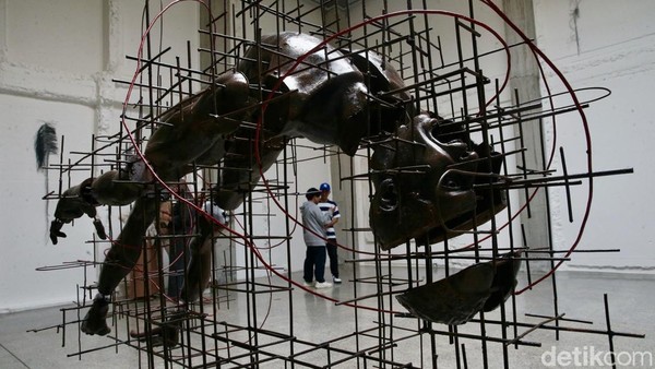 Melihat Pameran Seni There is No Center