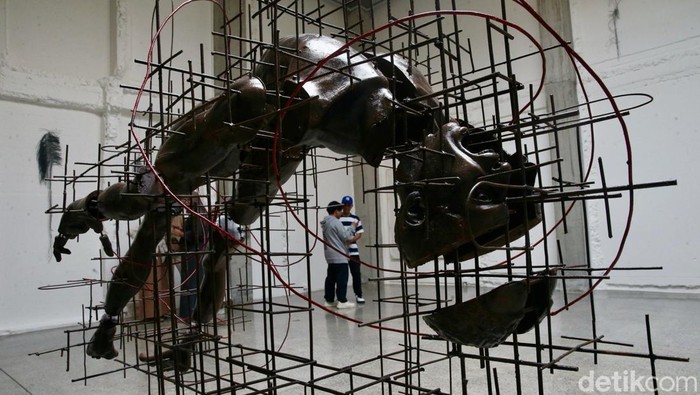 Pengunjung melihat seni instalasi yang ditampilkan pada pameran bertajuk There is no center di Galeri ROH, Jakarta, Jumat (7/2/2025). Pameran yang menceritakan tentang kondisi dunia saat ini serta kompleksitas masa kini yang berlapis dan tak henti-hentinya tersebut berlangsung hingga 13 April 2025.