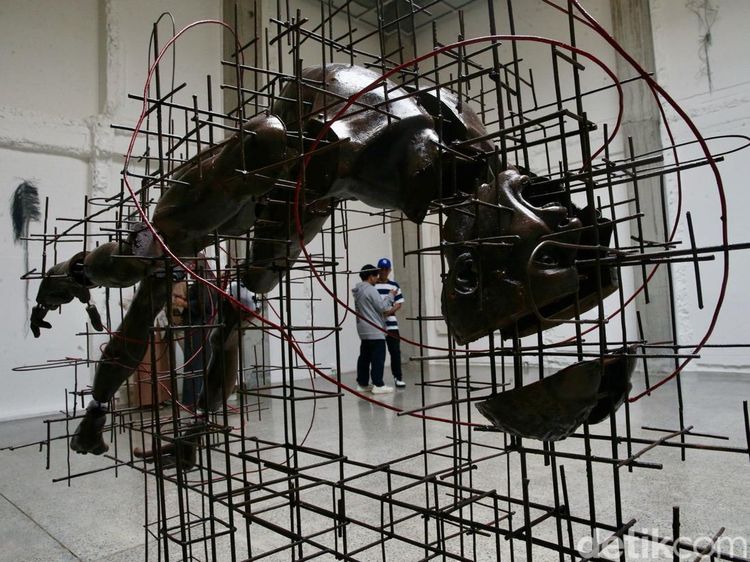 Melihat Pameran Seni There is No Center