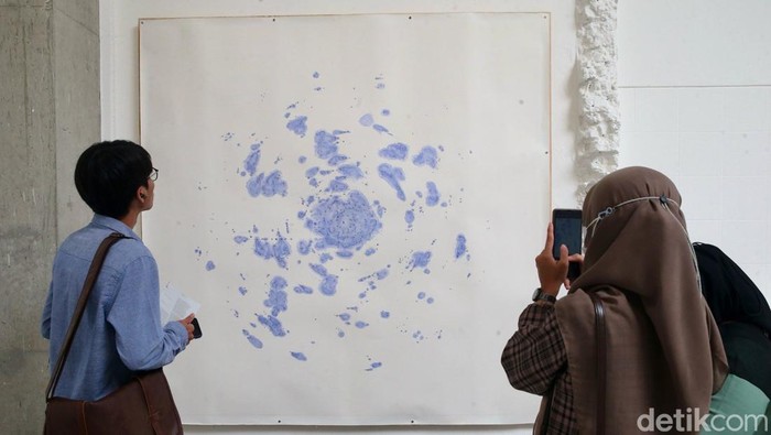 Pengunjung melihat seni instalasi yang ditampilkan pada pameran bertajuk There is no center di Galeri ROH, Jakarta, Jumat (7/2/2025). Pameran yang menceritakan tentang kondisi dunia saat ini serta kompleksitas masa kini yang berlapis dan tak henti-hentinya tersebut berlangsung hingga 13 April 2025.