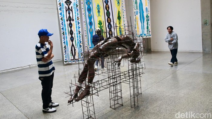 Melihat Pameran Seni Bertajuk There is No Center Pengunjung melihat seni instalasi yang ditampilkan pada pameran bertajuk There is no center di Galeri ROH, Jakarta, Jumat (7/2/2025). Pameran yang menceritakan tentang kondisi dunia saat ini serta kompleksitas masa kini yang berlapis dan tak henti-hentinya tersebut berlangsung hingga 13 April 2025.