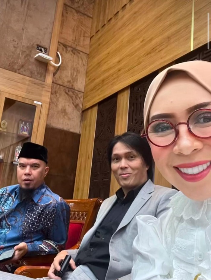 Pembahasan royalti musik memecah dua kubu, Ahmad Dhani dan Once Mekel. Melly Goeslaw unggah foto kebersamaan mereka.