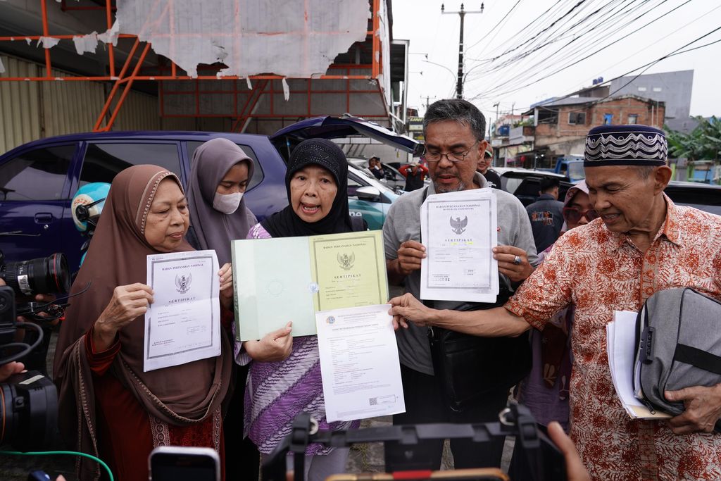 Menteri Agraria dan Tata Ruang/Kepala Badan Pertanahan Nasional (ATR/BPN) Nusron Wahid turun langsung ke lokasi penggusuran di Desa Setia Mekar, Kabupaten Bekasi, Jumat (7/2/2025). (Dok. Kementerian ATR/ BPN)