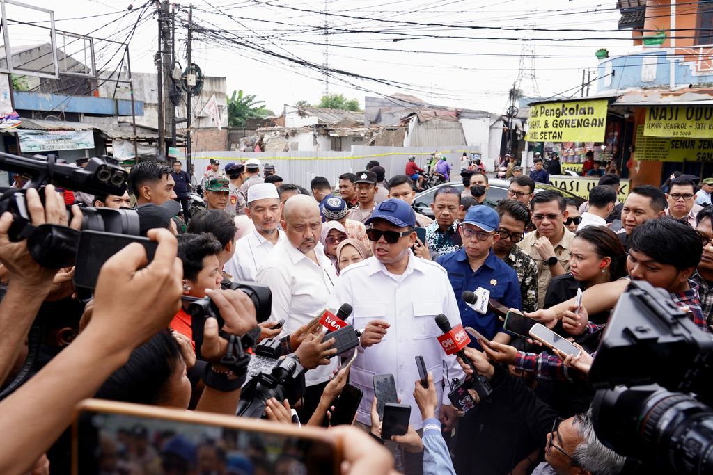 Menteri Agraria dan Tata Ruang/Kepala Badan Pertanahan Nasional (ATR/BPN) Nusron Wahid turun langsung ke lokasi penggusuran di Desa Setia Mekar, Kabupaten Bekasi, Jumat (7/2/2025). (Dok. Kementerian ATR/ BPN)