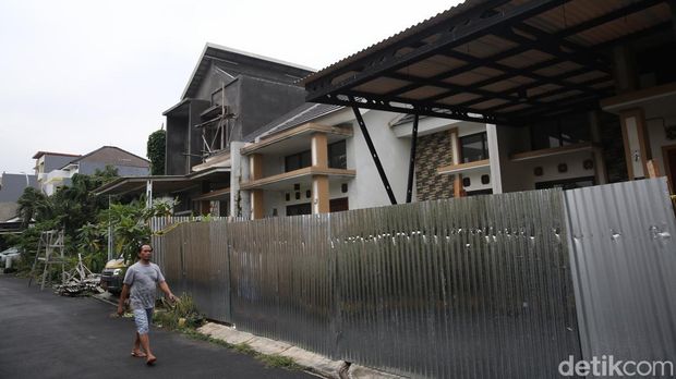 Menteri ATR/BPN Nusron Wahid mengunjungi Perumahan Cluster Setia Mekar Residence 2. Perumahan ini viral karena akan digusur oleh juru sita Pengadilan Negeri Cikarang.