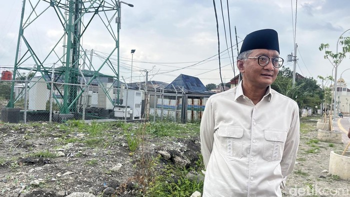 Menteri PU Doddy Hanggodo mengecek bakal lokasi kolam retensi underpass Joglo Solo, Jumat (7/2/2025).