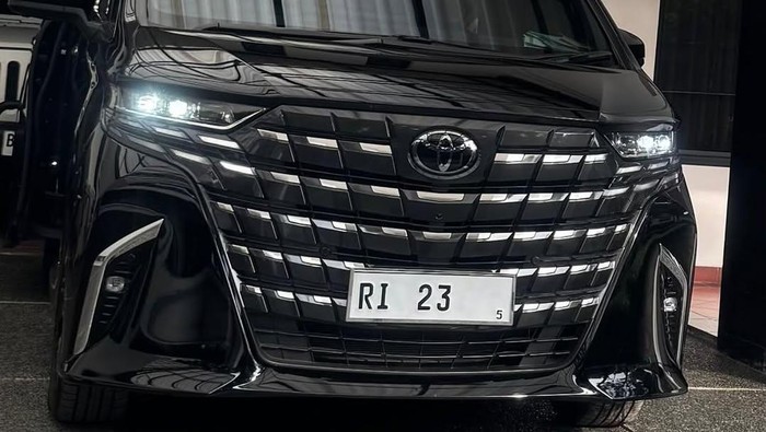 Mobil Alphard Natalius Pigai