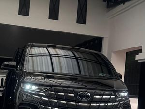 Viral RI-24 Terobos Jalur Busway, Menteri HAM Natalius Pigai Unggah Foto Alphard RI-23