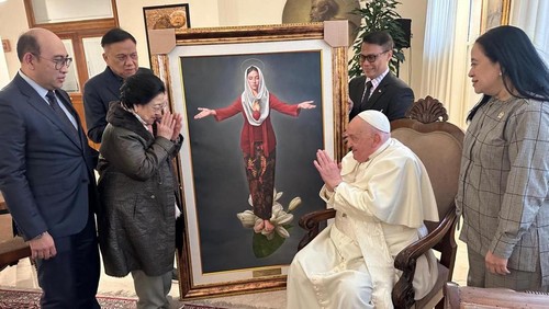 Momen Megawati bertemu Paus Fransiskus di Vatikan. Megawati didampingi anaknya, Puan Maharani dan Mohamad Rizki Pratama. Foto: Dok. Istimewa.