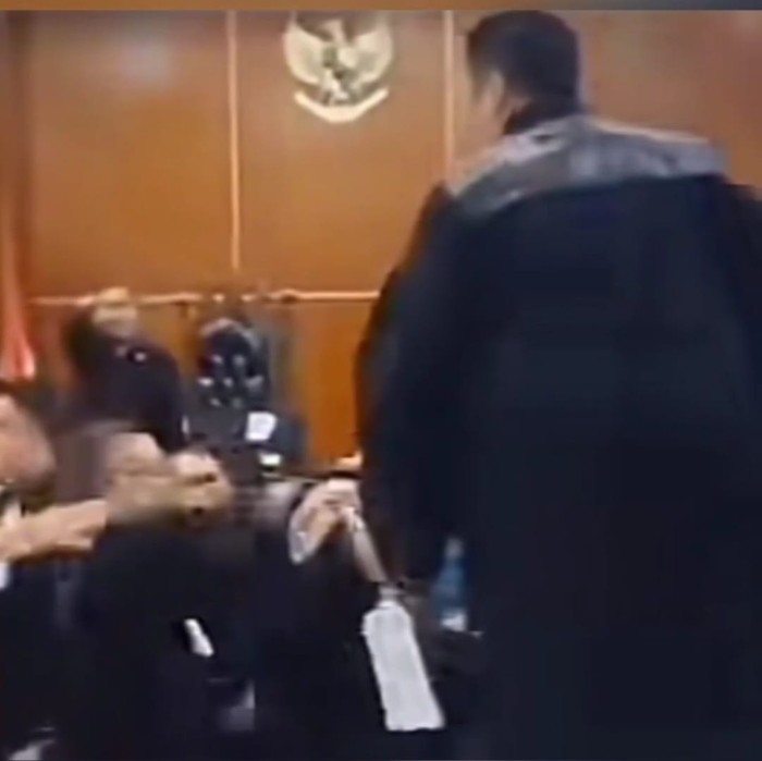 Momen pengacara Razman berdiri di atas meja ruang sidang (dok.tangkapan layar video viral)