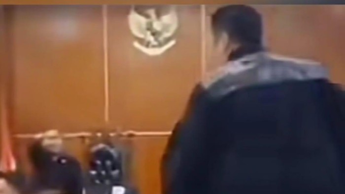 Momen pengacara Razman berdiri di atas meja ruang sidang (dok.tangkapan layar video viral)