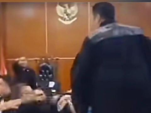 Momen pengacara Razman berdiri di atas meja ruang sidang (dok.tangkapan layar video viral)