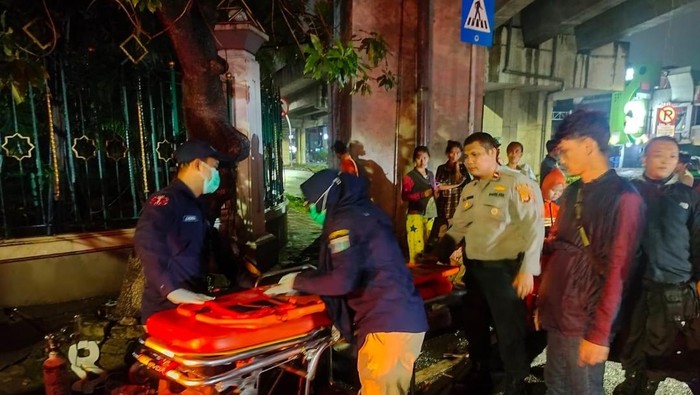 Momen pria kejang di pinggir jalanan Jakut dievakuasi (dok. Istimewa)