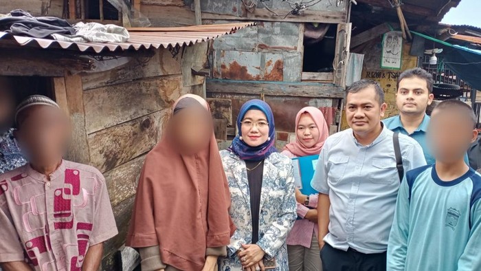 MR (12) bersama keluarga dan kuasa hukumnya menjelaskan kronologi dianiaya oleh oknum petugas keamanan di Palembang.