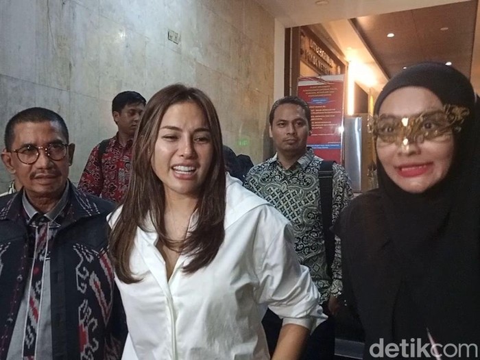 Nikita Mirzani usai menjalani pemeriksaan di Polda Metro Jaya.