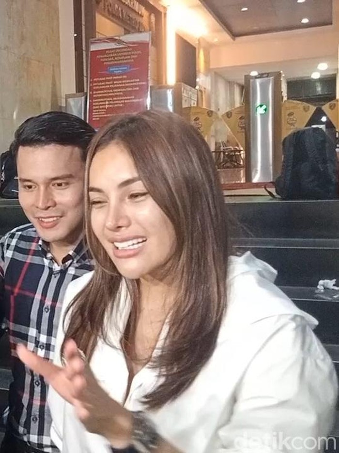 Nikita Mirzani Nikita Mirzani usai menjalani pemeriksaan di Polda Metro Jaya.