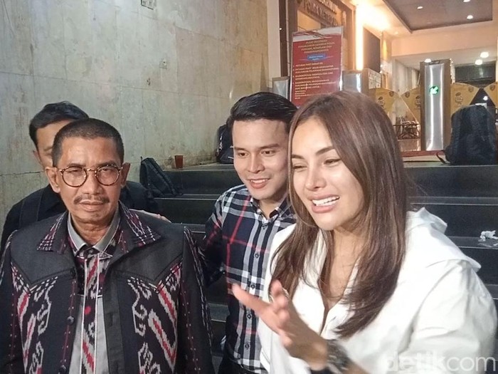 Nikita Mirzani Nikita Mirzani usai menjalani pemeriksaan di Polda Metro Jaya.
