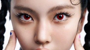 Selain itu mereka juga tampil dengan lensa kontak berwarna merah.