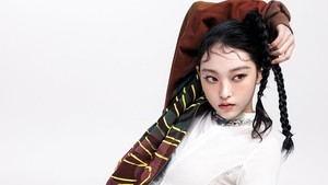 Gaya kepang dengan aksen untaian rambut di bagian dahi jadi identitas buat konsep baru ini.