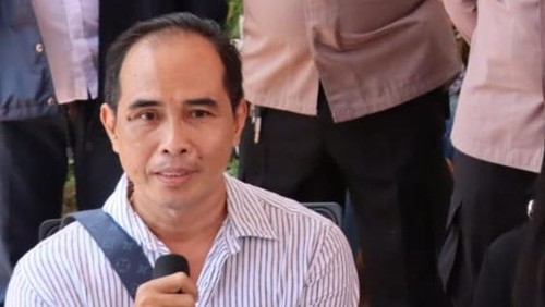 I Komang Sudiarta, orang tua anak korban penculikan, memberikan keterangan di Mapolresta Denpasar, Kamis (6/2/2025).